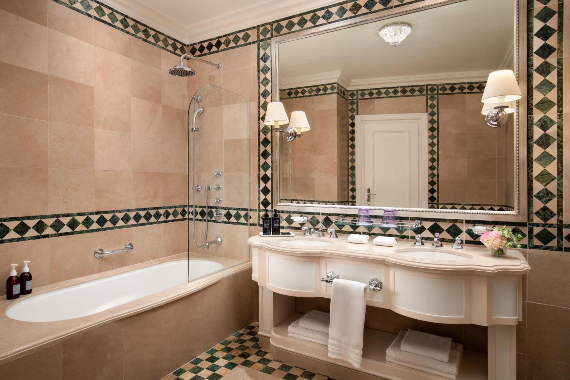 Arno River Deluxe, Guest room, One King,1609308698:JPEG